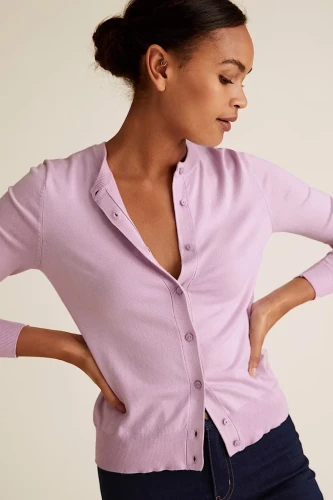 M&S-liliowy-pudrowy-roz-sweter-kardigan-brazowy-guzik-modelka-przod.webp
