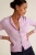 M&S-liliowy-pudrowy-roz-sweter-kardigan-brazowy-guzik-modelka-przod.webp