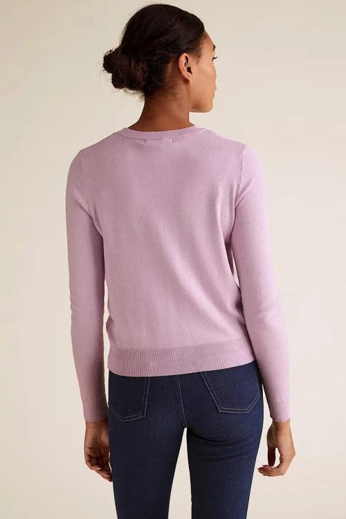 M&S-liliowy-pudrowy-roz-sweter-kardigan-brazowy-guzik-modelka-tyl.webp