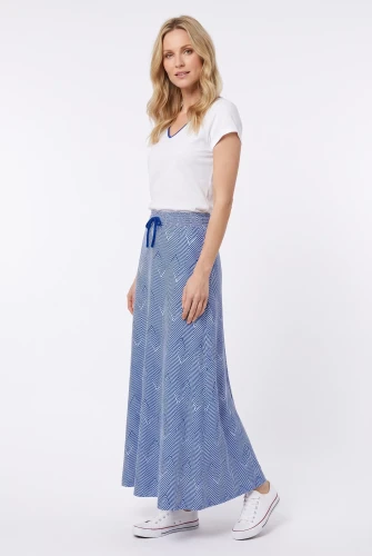 Avon-biala-niebieska-sukienka-maxi-modelka-bok.webp