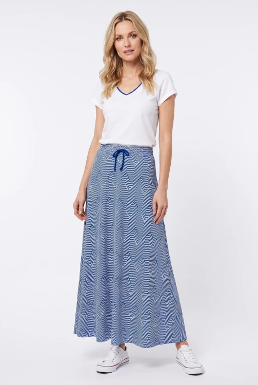 Avon-biala-niebieska-sukienka-maxi-modelka-przod.webp