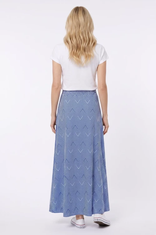 Avon-biala-niebieska-sukienka-maxi-modelka-tyl.webp