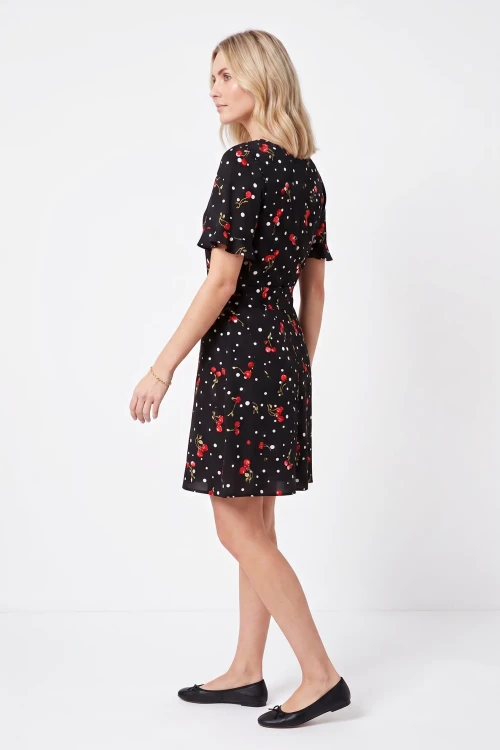 F&F-czarna-sukienka-w-groszki-i-wisnie-modelka-bok.webp