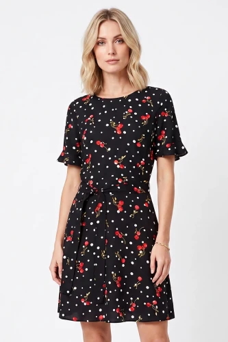 F&F-czarna-sukienka-w-groszki-i-wisnie-modelka-glowne.webp