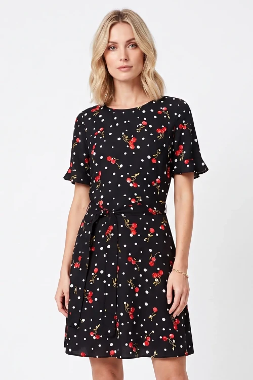 F&F-czarna-sukienka-w-groszki-i-wisnie-modelka-glowne.webp
