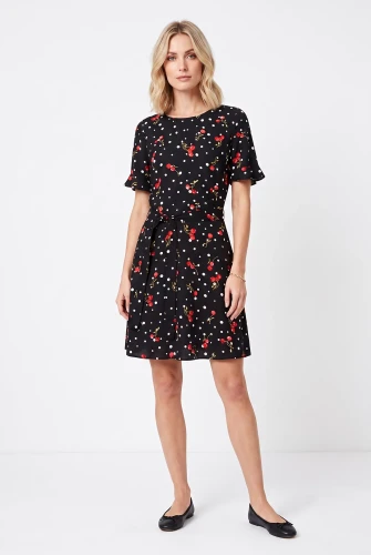 F&F-czarna-sukienka-w-groszki-i-wisnie-modelka-przod.webp