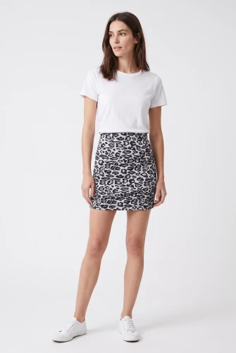 Ann-Summers-mini-spodniczka-modelka-przod.webp