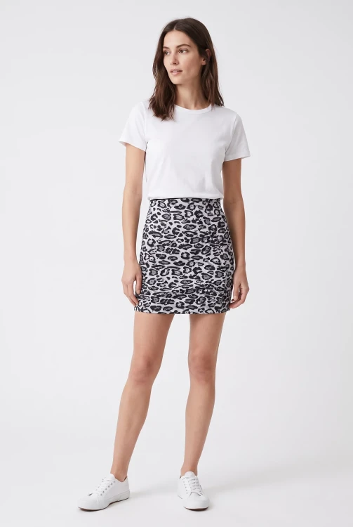 Ann-Summers-mini-spodniczka-modelka-przod.webp