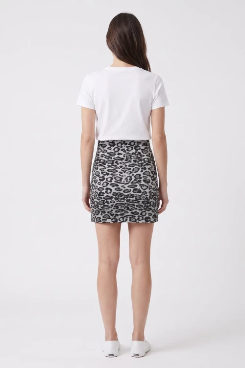 Ann-Summers-mini-spodniczka-modelka-tyl.webp