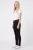 H&M-czarne-spodnie-jeansy-modelka-bok.webp