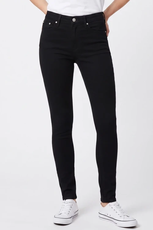 H&M-czarne-spodnie-jeansy-modelka-glowne.webp