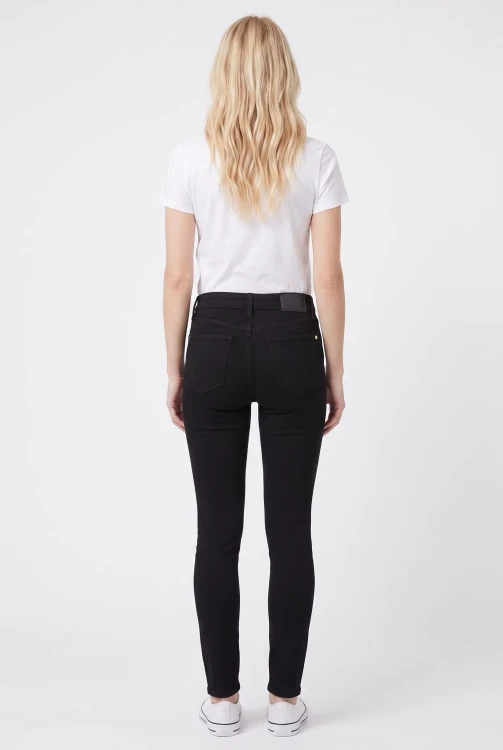 H&M-czarne-spodnie-jeansy-modelka-tyl.webp