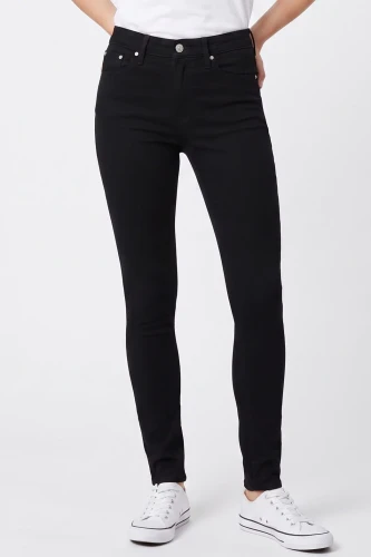 H&M-czarne-spodnie-jeansy-modelka-glowne.webp
