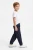 H&M-chlopiece-granatowe-spodnie-jogger-model-bok.webp