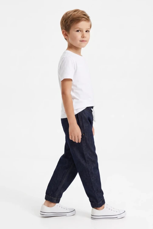 H&M-chlopiece-granatowe-spodnie-jogger-model-bok.webp