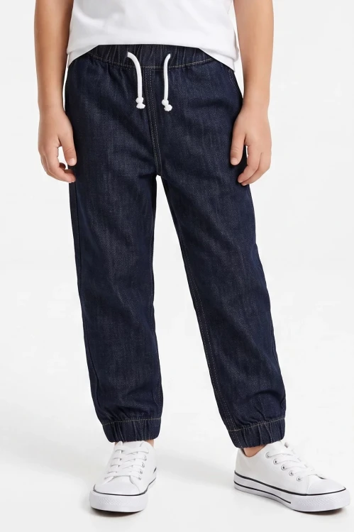 H&M-chlopiece-granatowe-spodnie-jogger-model-glowne.webp