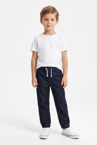 H&M-chlopiece-granatowe-spodnie-jogger-model-przod.webp
