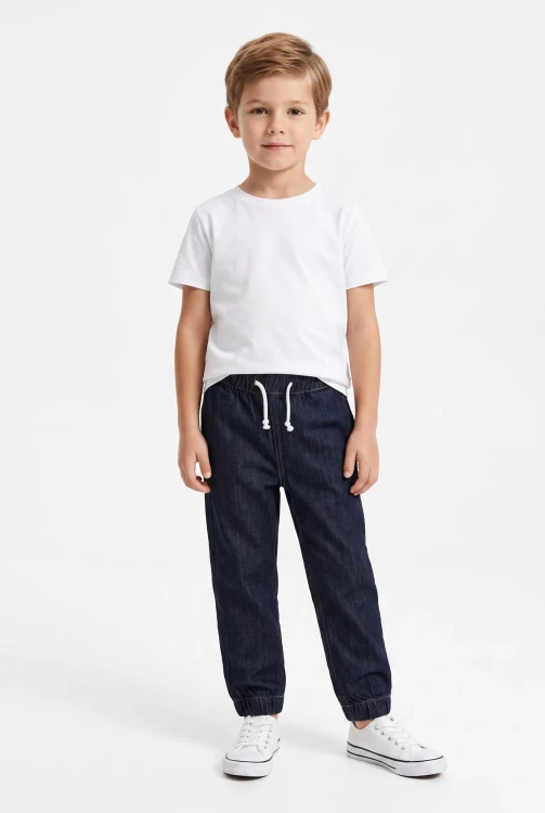 H&M-chlopiece-granatowe-spodnie-jogger-model-przod.webp