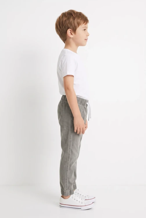 H&M-chlopiece-grafitowe-spodnie-jogger-model-bok.webp
