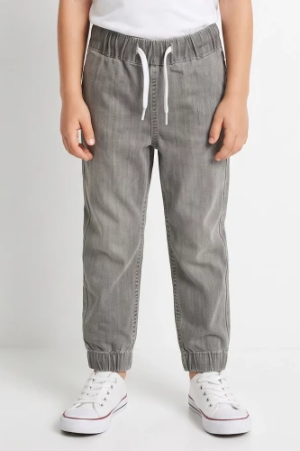 H&M-chlopiece-grafitowe-spodnie-jogger-model-glowne.webp