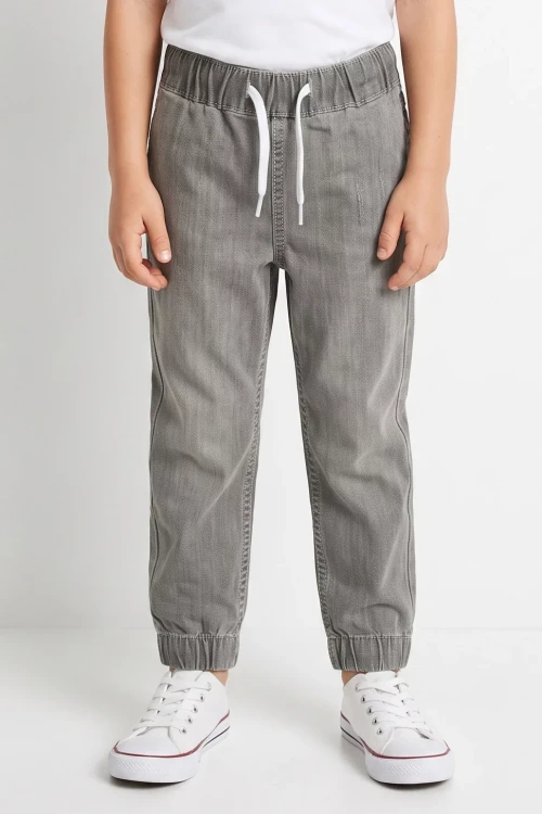 H&M-chlopiece-grafitowe-spodnie-jogger-model-glowne.webp