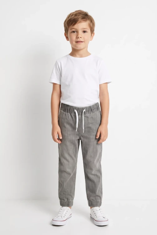 H&M-chlopiece-grafitowe-spodnie-jogger-model-przod.webp