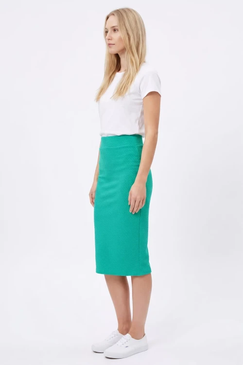 River-Island-zielona-teksturowana-spodnica-modelka-bok.webp