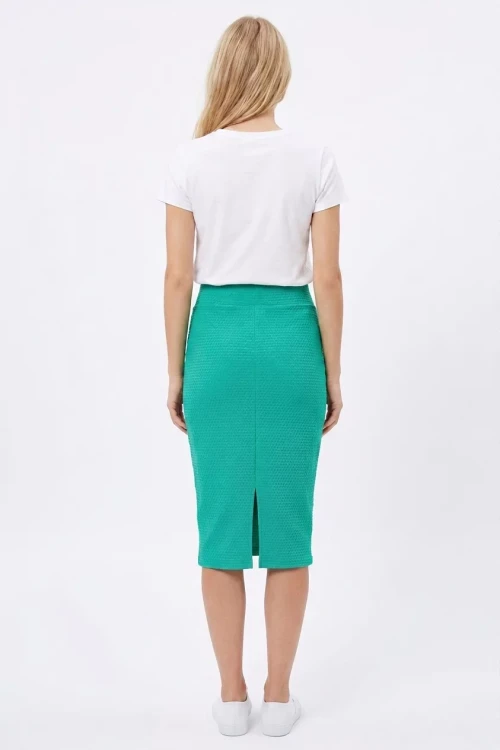 River-Island-zielona-teksturowana-spodnica-modelka-tyl.webp