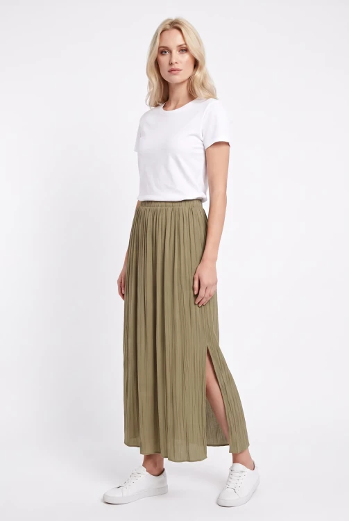C&A-spodnica-plisowana-maxi-modelka-przod.webp