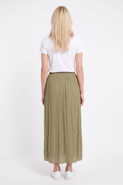 C&A-spodnica-plisowana-maxi-modelka-tyl.webp