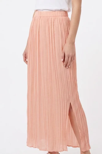 C&A-spodnica-plisowana-rozowa-maxi-modelka-glowne.webp
