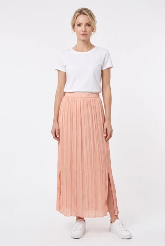 C&A-spodnica-plisowana-rozowa-maxi-modelka-przod2.webp