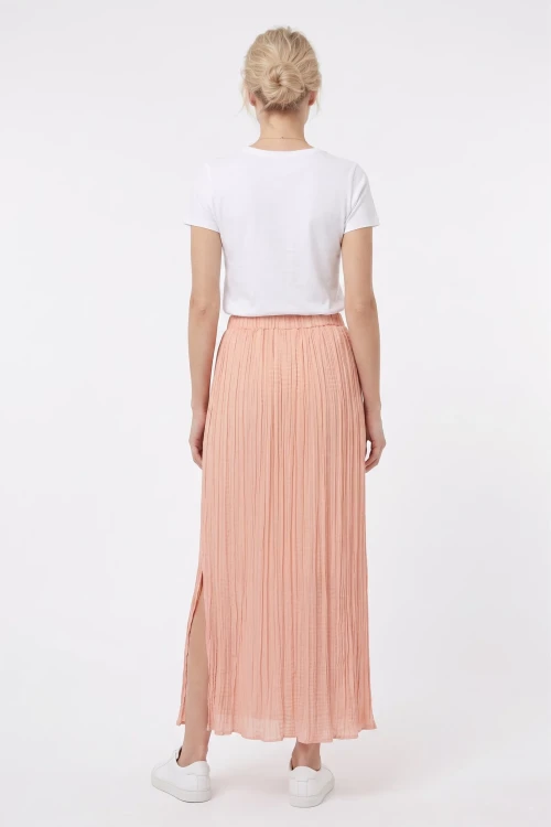 C&A-spodnica-plisowana-rozowa-maxi-modelka-tyl.webp