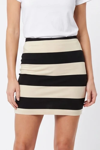 H&M-mini-spodniczka-w-bezowo-czarne-pasy-modelka-glowne.webp