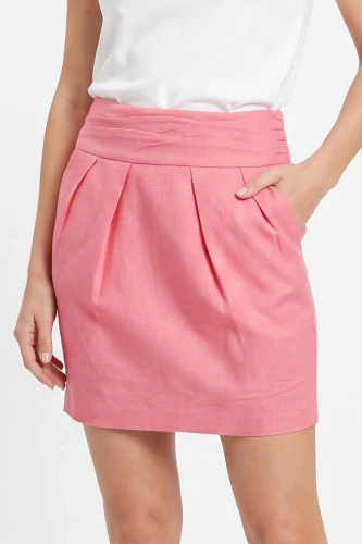 Orsay-lniana-rozowa-spodniczka-mini-modelka-glowne.webp