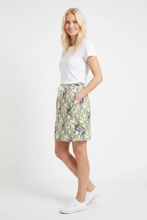Peacocks-lniana-spodniczka-mini-w-kwiaty-modelka-przod2.webp