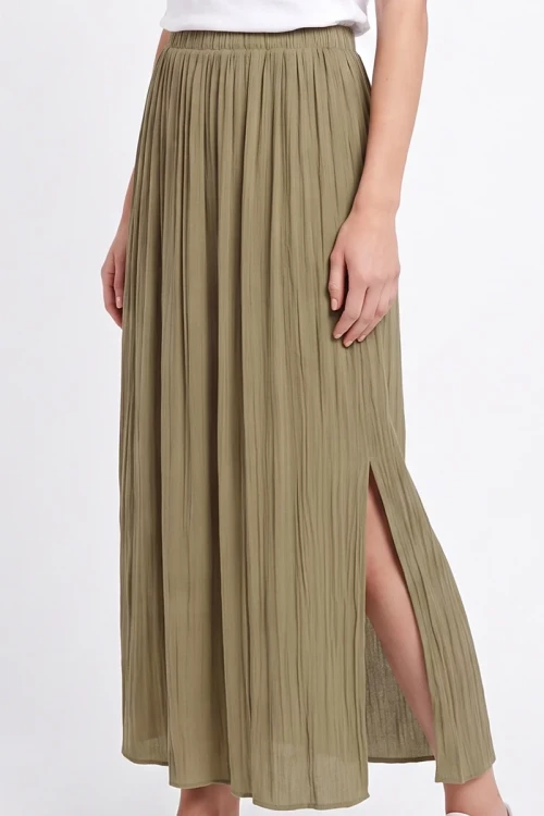 C&A-spodnica-plisowana-maxi-modelka-glowne.webp