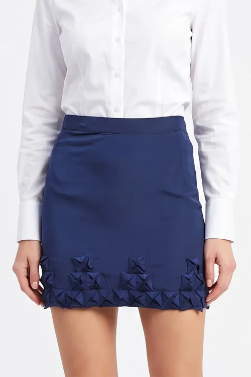 Asos-granatowa-spodniczka-mini-modelka-glowne.webp