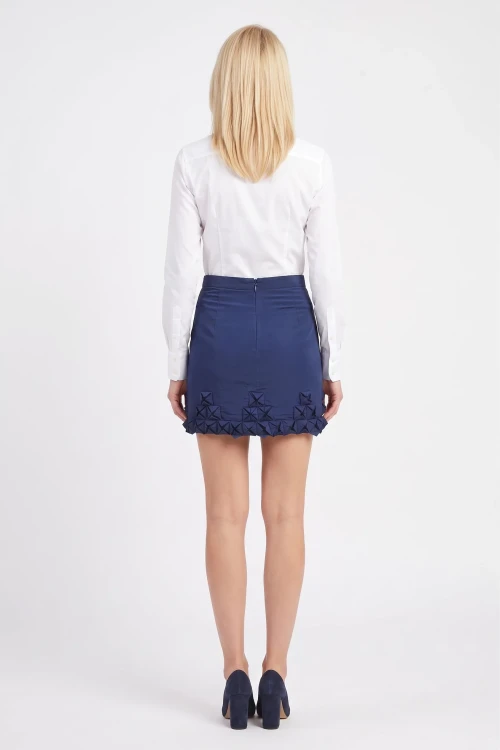 Asos-granatowa-spodniczka-mini-modelka-tyl.webp