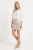 Primark-zamszowa-bezowa-spodniczka-mini-modelka-przod.webp