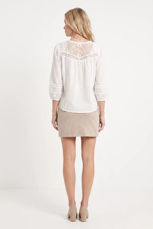 Primark-zamszowa-bezowa-spodniczka-mini-modelka-tyl.webp