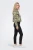 H&M-kurtka-jeansowa-katana-moro-modelka-bok.webp