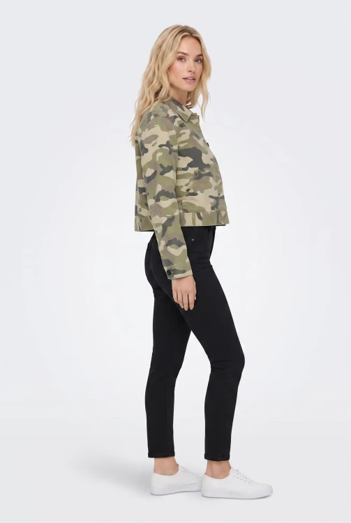H&M-kurtka-jeansowa-katana-moro-modelka-bok.webp