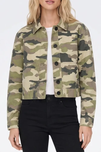 H&M-kurtka-jeansowa-katana-moro-modelka-glowne.webp