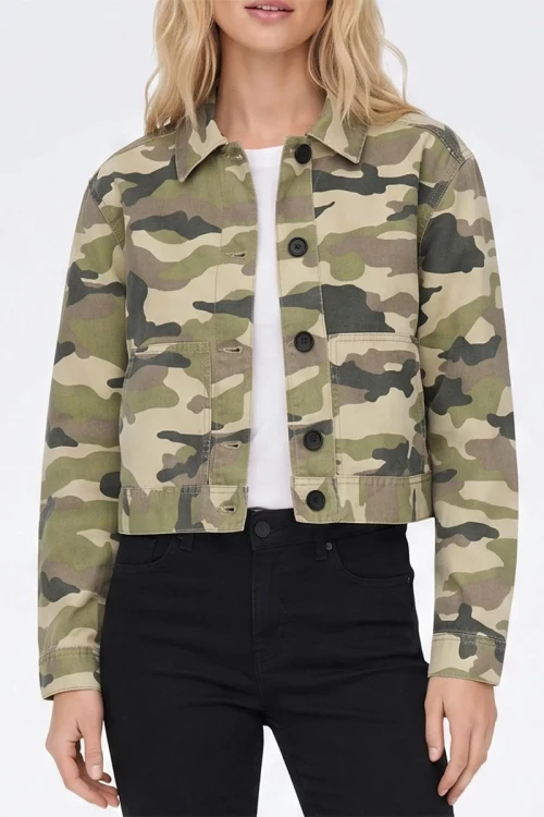 H&M-kurtka-jeansowa-katana-moro-modelka-glowne.webp