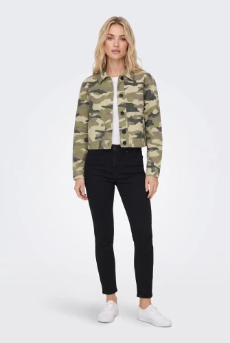 H&M-kurtka-jeansowa-katana-moro-modelka-przod.webp