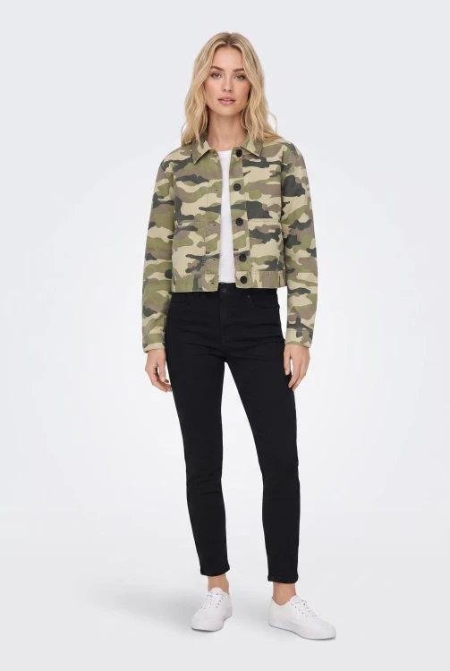 H&M-kurtka-jeansowa-katana-moro-modelka-przod.webp