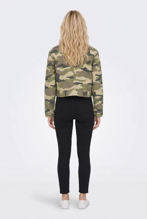 H&M-kurtka-jeansowa-katana-moro-modelka-tyl.webp