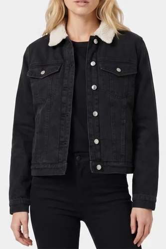 Primark-czarna-kurtka-na-kozuszku-jeansowa-modelka-glowne.webp