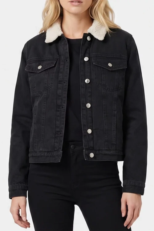 Primark-czarna-kurtka-na-kozuszku-jeansowa-modelka-glowne.webp